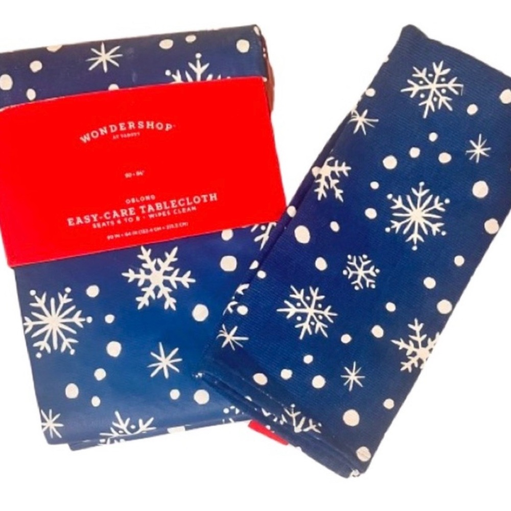🆕- Set/2 Matching Snowflake Peva Tablecloth & Kitchen Towel